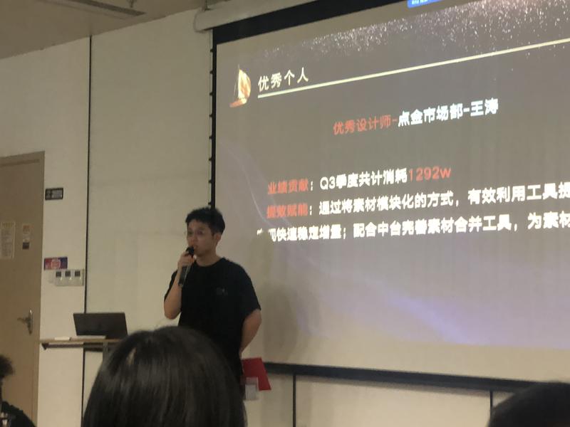 前两天，我的「校招生导师」，被裁了，不过也是沟通过的结果，能留，他不愿意。 至于原因，大体是看不到未来、腻了，以及无法忍-大冲十年退休