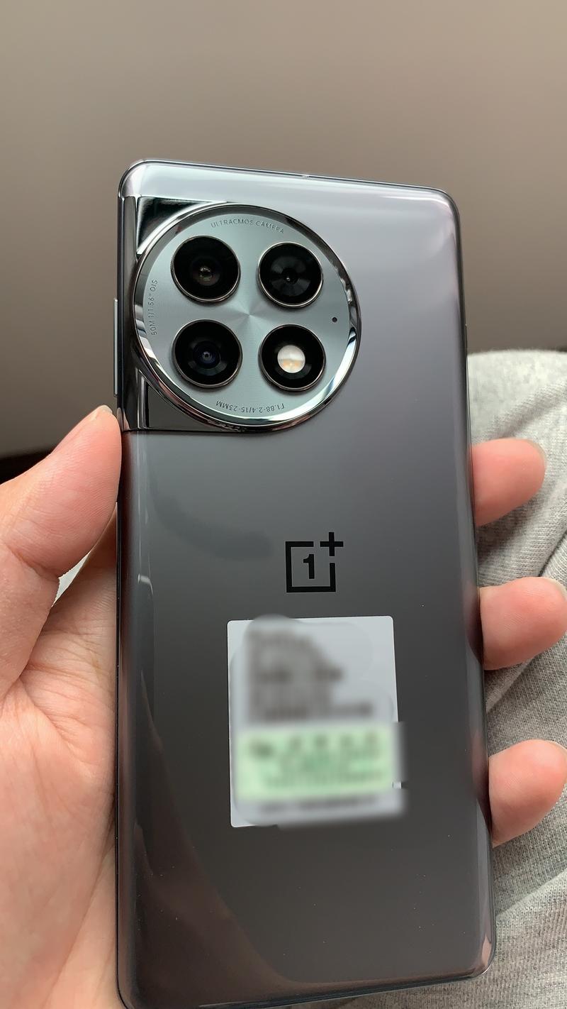 双十一买的一加Ace2Pro，等了4天终于到了！ 作为五六年没使用过安卓的我，来谈谈使用的感受。 说说体验，外观很精致，-大冲十年退休